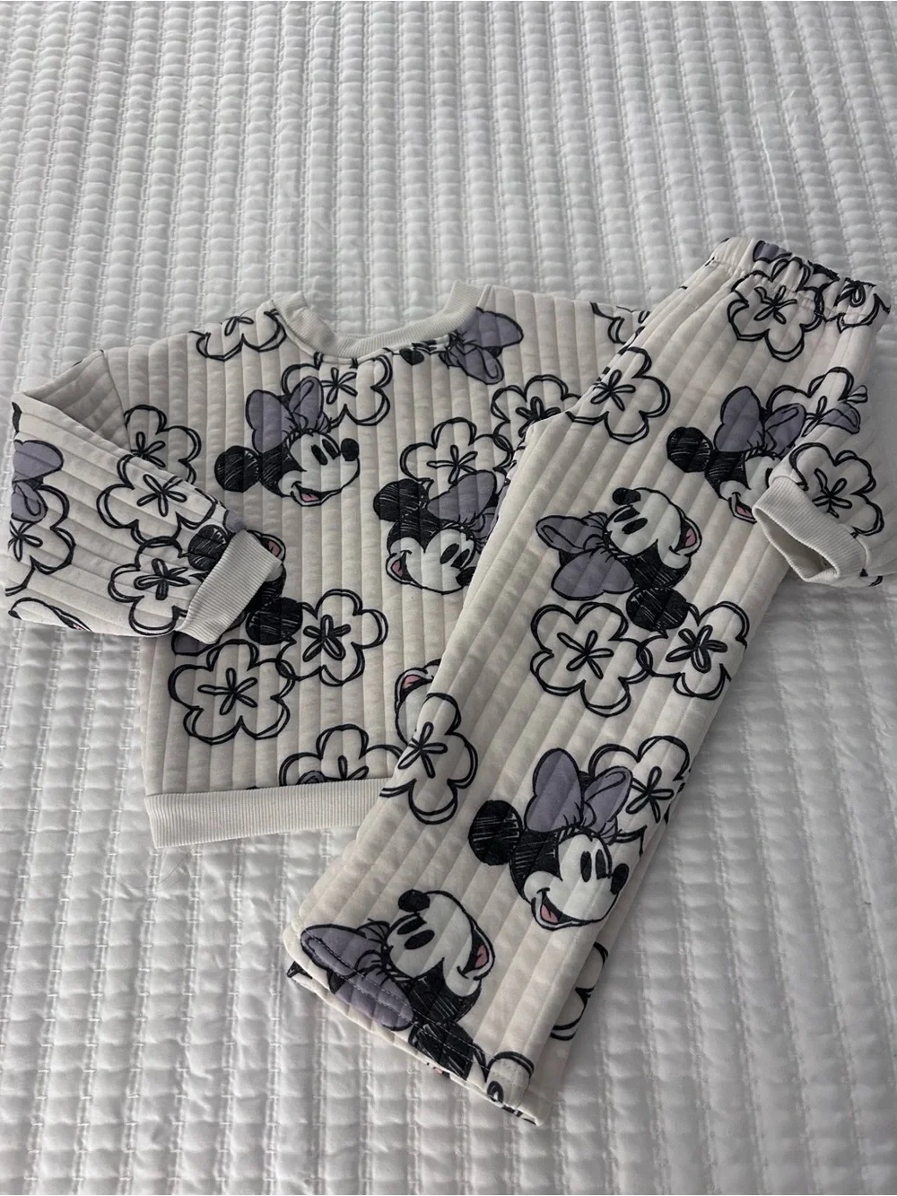 Disney Cream Minnie Mouse Floral Quilted Pajama Set. Size 4T